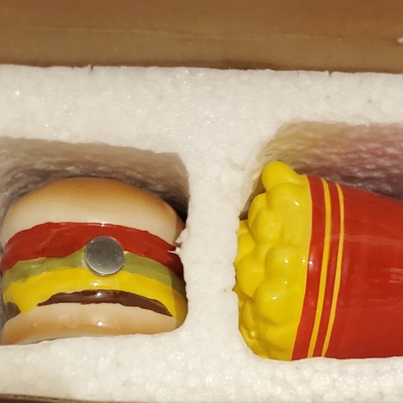 Ceramic Fun Magnetic Salt & Pepper Shakers Cheeseburger & Fries New In Box - Picture 2 of 2